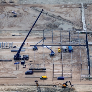 Luchtfoto monteren staalconstructie op bouwtterrein